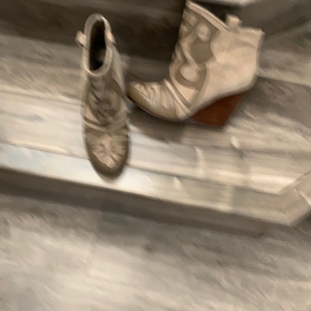 Short boots